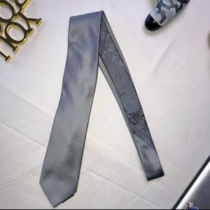 Michael Kor’s Silver/Patterned Tie!! 👔🔥